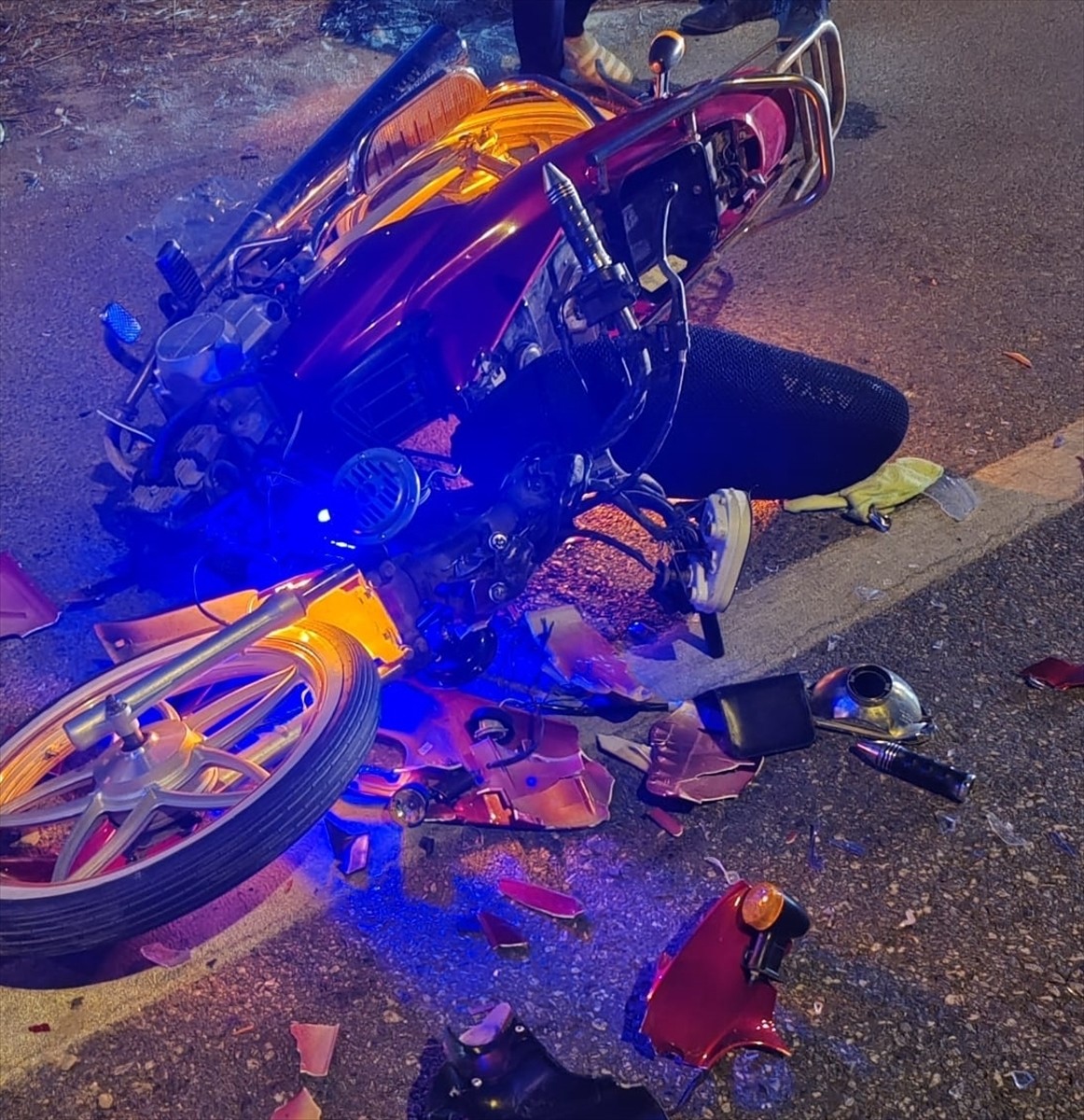 Aydın'ın Çine ilçesinde, yol kenarında bekleyen kamyonete arkadan çarpan motosikletin sürücü...