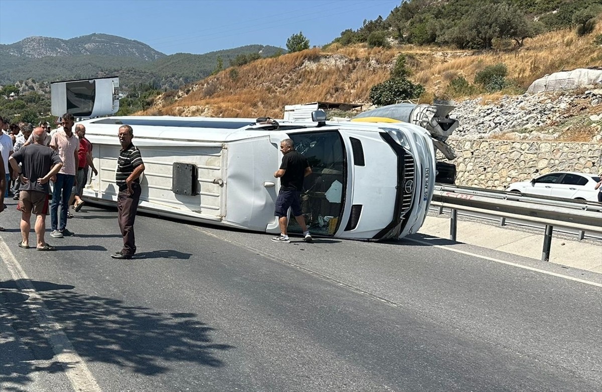Aydın'ın Kuşadası ilçesinde yabancı turistleri taşıyan minibüsün devrilmesi sonucu 7 kişi...