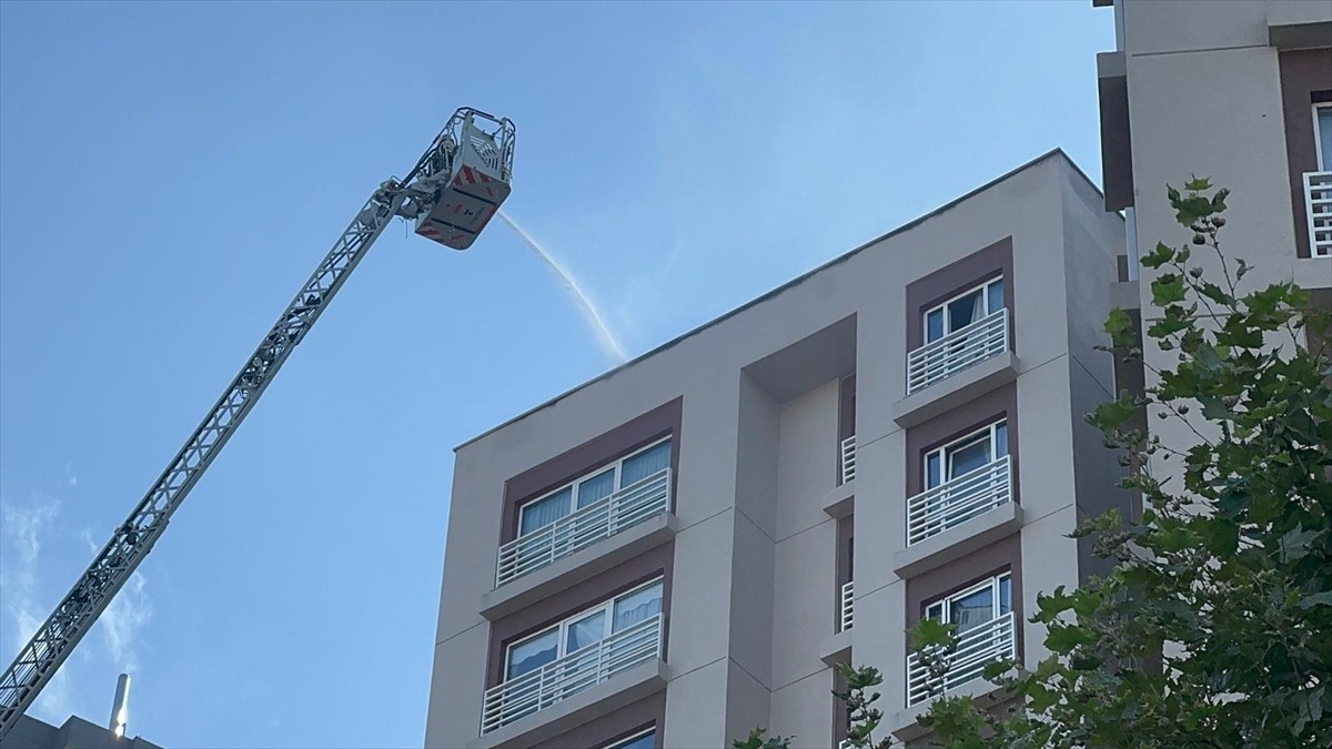 Bağcılar'da bir binanın çatısında çıkan yangın itfaiye ekiplerince söndürüldü.
