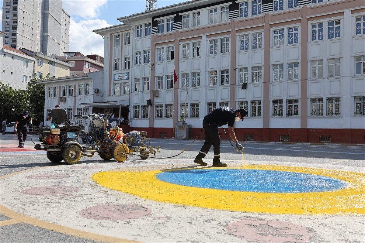 Bağcılar Belediyesi, yeni eğitim öğretim yılına hazırlık kapsamında okul bahçelerinde öğrenciler...