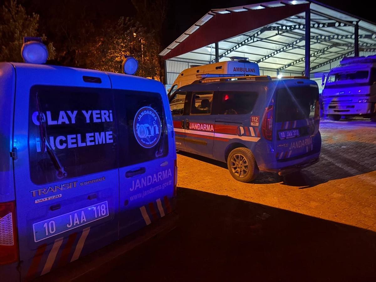 Balıkesir'in Bigadiç ilçesinde eşini bıçakla öldüren kişi intihar etti. Olay yerine jandarma...