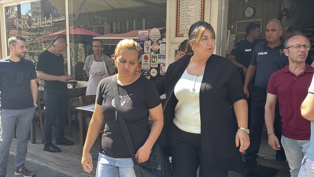 Balıkesir'in Karesi ilçesinde, kuyumcuda "tırnakçılık" yöntemiyle yapılan hırsızlık anı güvenlik...