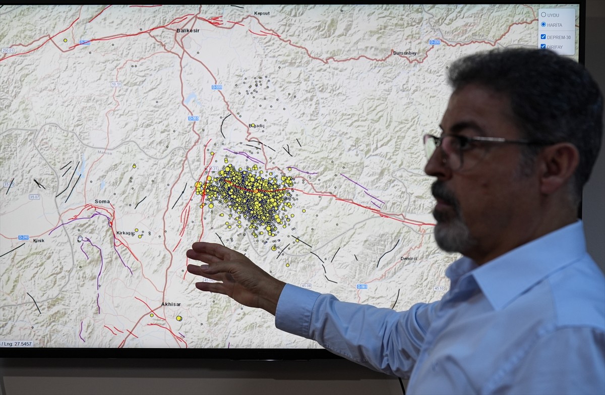 Balıkesir'in Sındırgı ilçesinde 10 Ağustos'ta meydana gelen depremin ardından, bölgede 4 bine...