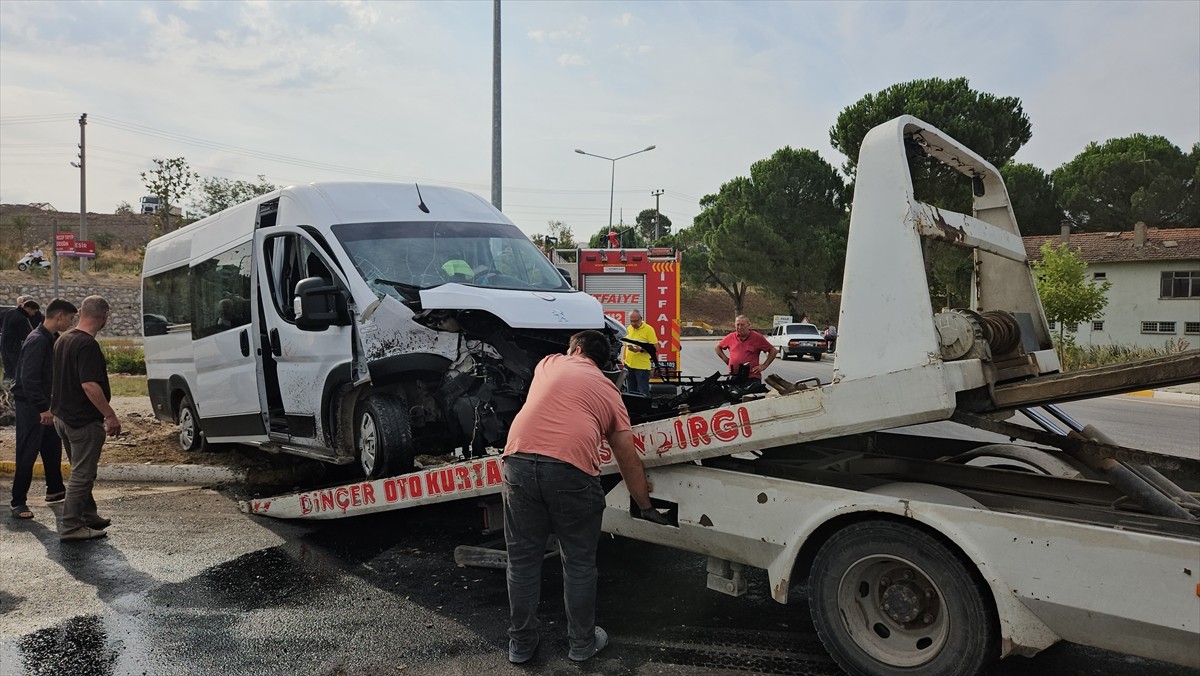 Balıkesir'in Sındırgı ilçesinde işçi servisi ile hafif ticari aracın çarpışması sonucu 4 kişi...