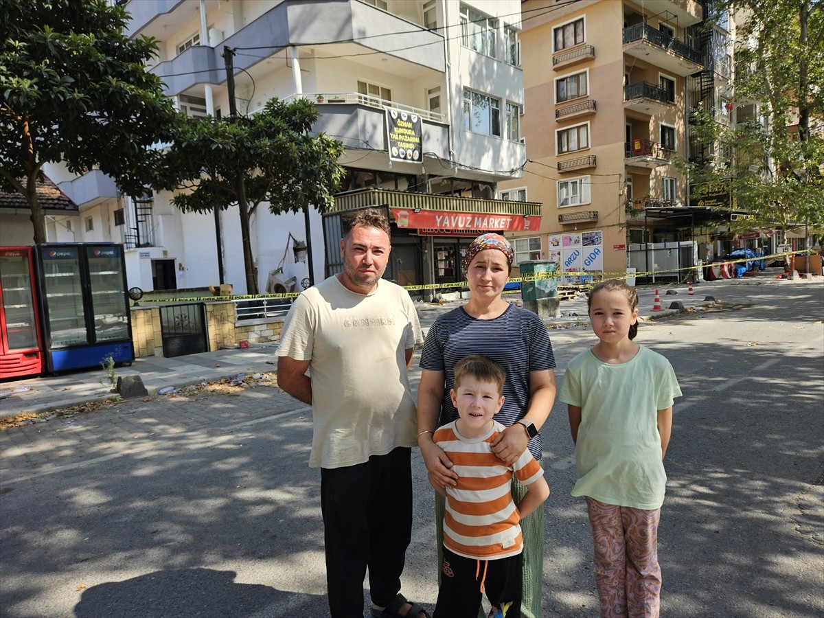 Balıkesir'in Sındırgı ilçesinde meydana gelen 6,1 büyüklüğündeki depremde marketinde ailesiyle...