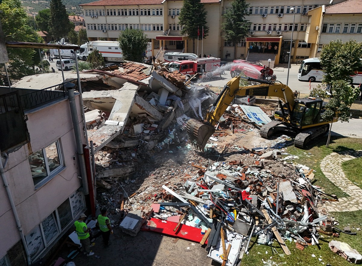 Balıkesir'in Sındırgı ilçesinde meydana gelen 6,1 büyüklüğündeki depremde yıkılan 3 katlı binada...