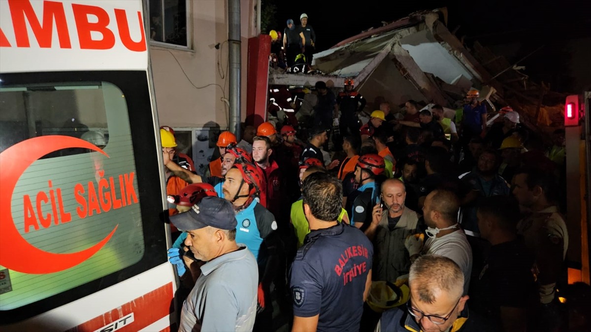 Balıkesir'in Sındırgı ilçesinde meydana gelen 6,1 büyüklüğündeki depremde yıkılan binanın...