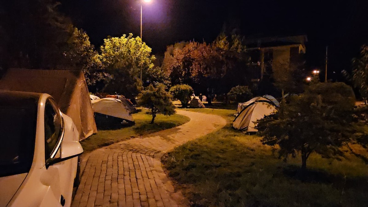 Balıkesir'in Sındırgı ilçesinde saat 01.10'da 4,3 büyüklüğünde deprem meydana geldi.