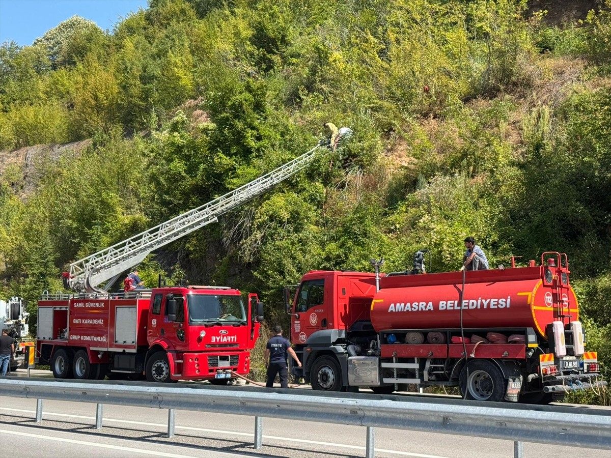 Bartın'ın Amasra ilçesinde ormanlık alanda çıkan yangını söndürme çalışmaları...