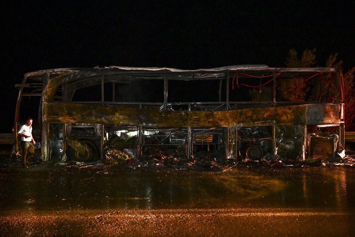 Başkentte seyir halindeyken alev alan yolcu otobüsü kullanılamaz hale geldi.