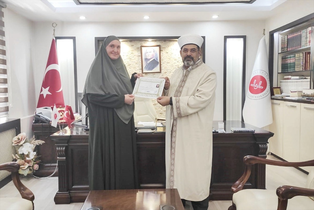 Batman'da düzenlenen merasimle Müslüman olan Rusya vatandaşı Natalia, "Meryem" ismini aldı. İl...