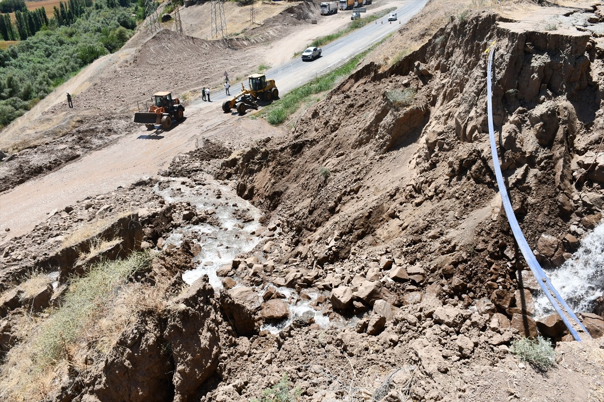 Batman'da yol çalışması sırasında hasar gören sulama kanalından akan su ve çamur nedeniyle...
