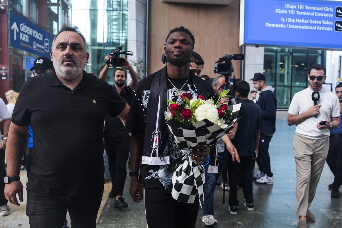 Beşiktaş'ın kiralık transferi için görüşmelere başladığını duyurduğu Malili futbolcu El Bilal...