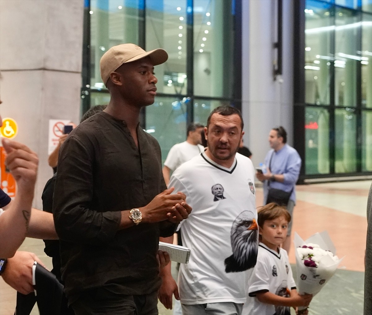 Beşiktaş'ın transfer görüşmeleri yürüttüğü Portekizli futbolcu Tiago Djalo, İstanbul'a geldi....