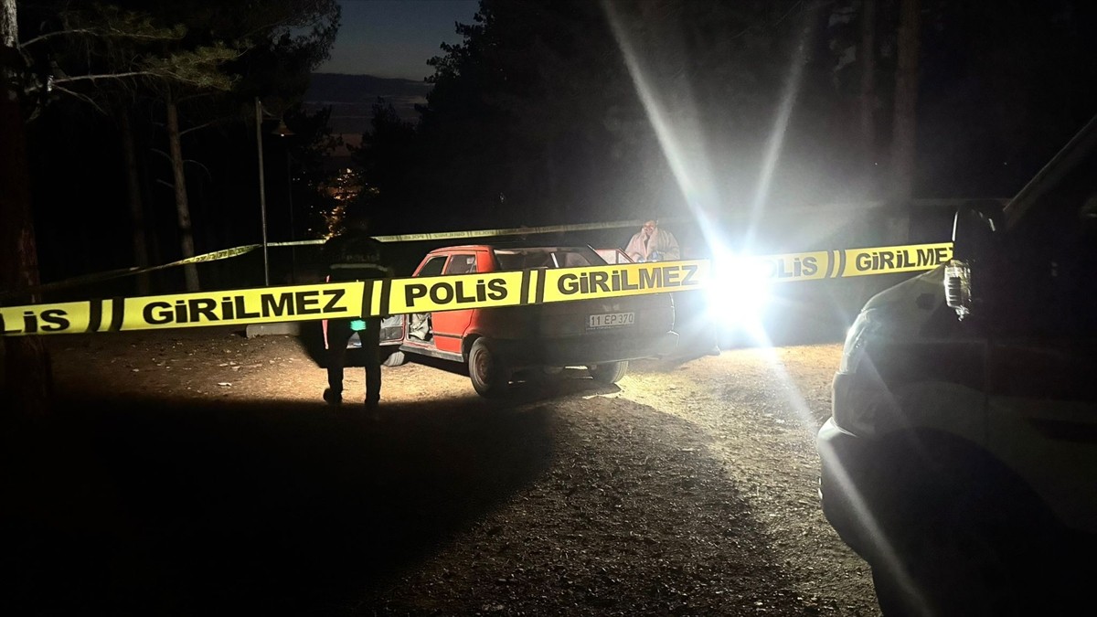 Bilecik'te çıkan silahlı kavgada 1 kişi yaşamını yitirdi. Silah seslerini duyanların ihbarı...