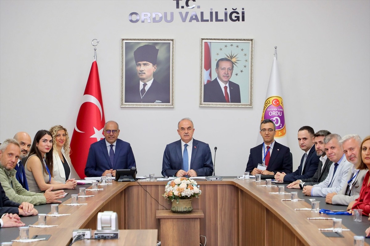 Birleşmiş Milletler Uluslararası Çalışma Örgütü (ILO) Türkiye Ofisi Direktörü Yasser Hassan (sol...