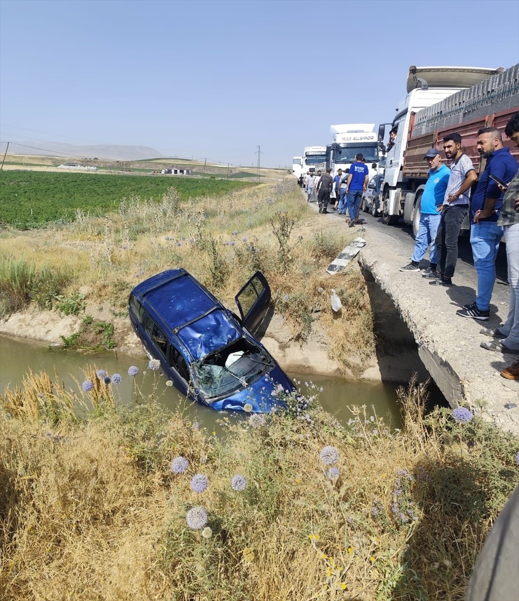  Bitlis'in Ahlat ilçesinde kanala düşen otomobildeki 1 kişi öldü, 2 kişi yaralandı.