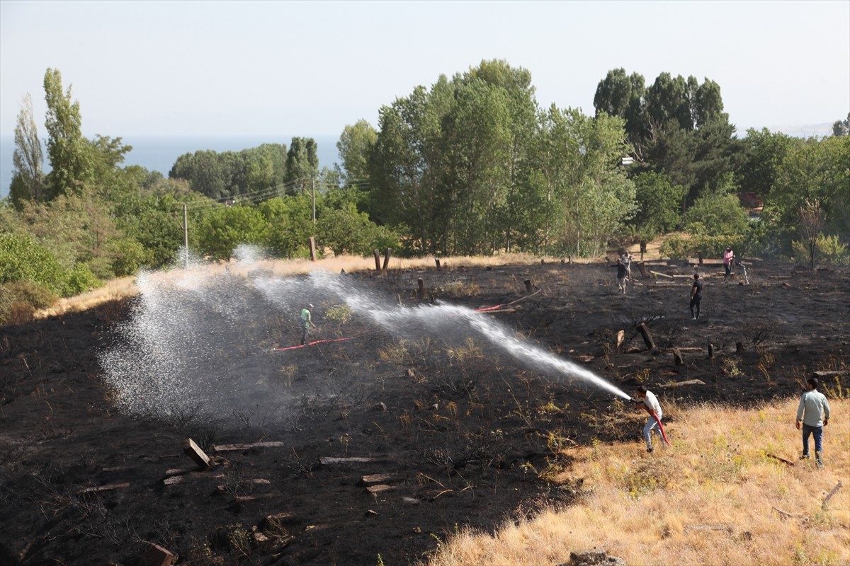 Bitlis'in Ahlat ilçesinde mezarlıkta çıkan ot yangını söndürüldü.