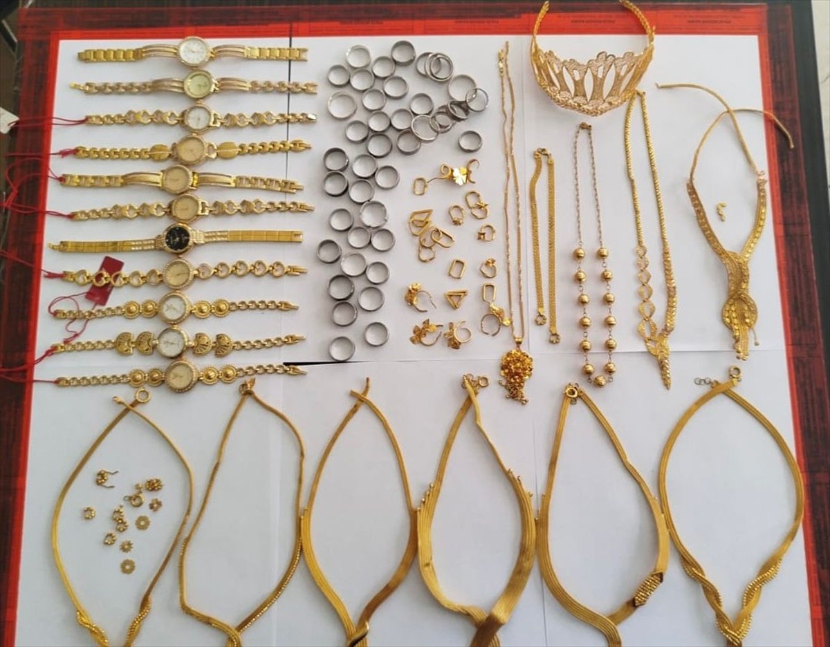 Bitlis'in Hizan ilçesinde bir kuyumcunun duvarını delerek altın çalan 5 şüpheli yakalandı....