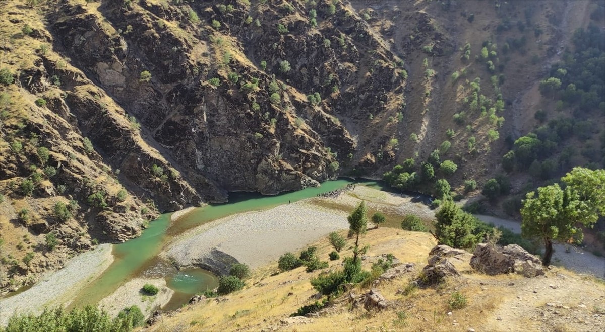 Bitlis'in Mutki ilçesinde 21 yaşındaki genç serinlemek için girdiği derede boğuldu.