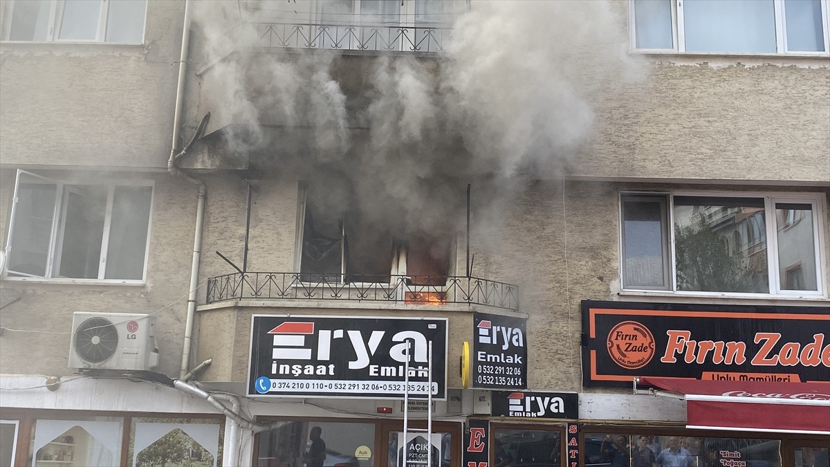 Bolu'da yangın çıkan apartmanda mahsur kalan 2 kişi itfaiye ekiplerince kurtarıldı.