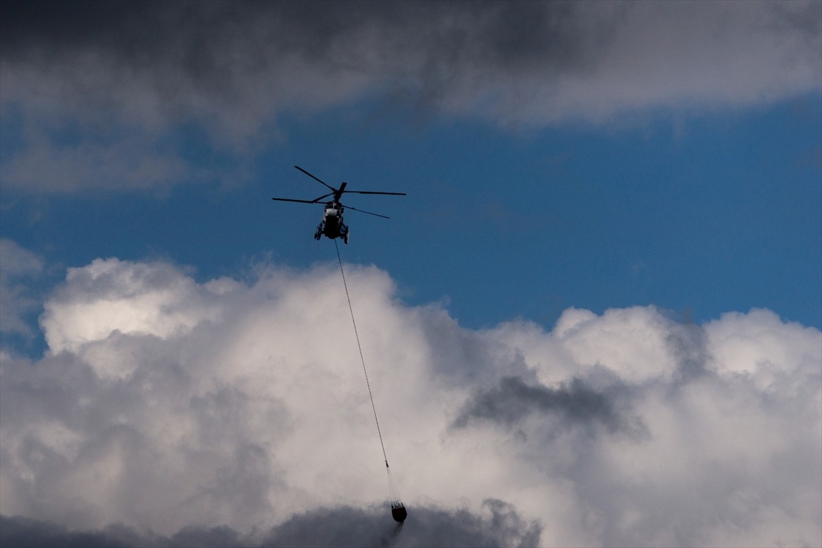 Bolu'nun Mengen ilçesinde karadan ve havadan müdahaleyle kontrol altına alınan orman yangınında...