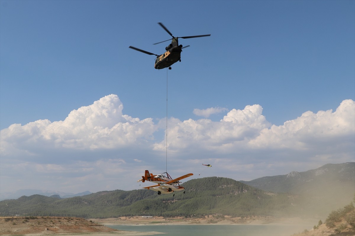 Burdur'un Bucak ilçesinde kaza kırıma uğrayan uçak, vinç yardımıyla gölden çıkarılarak incelemeye...