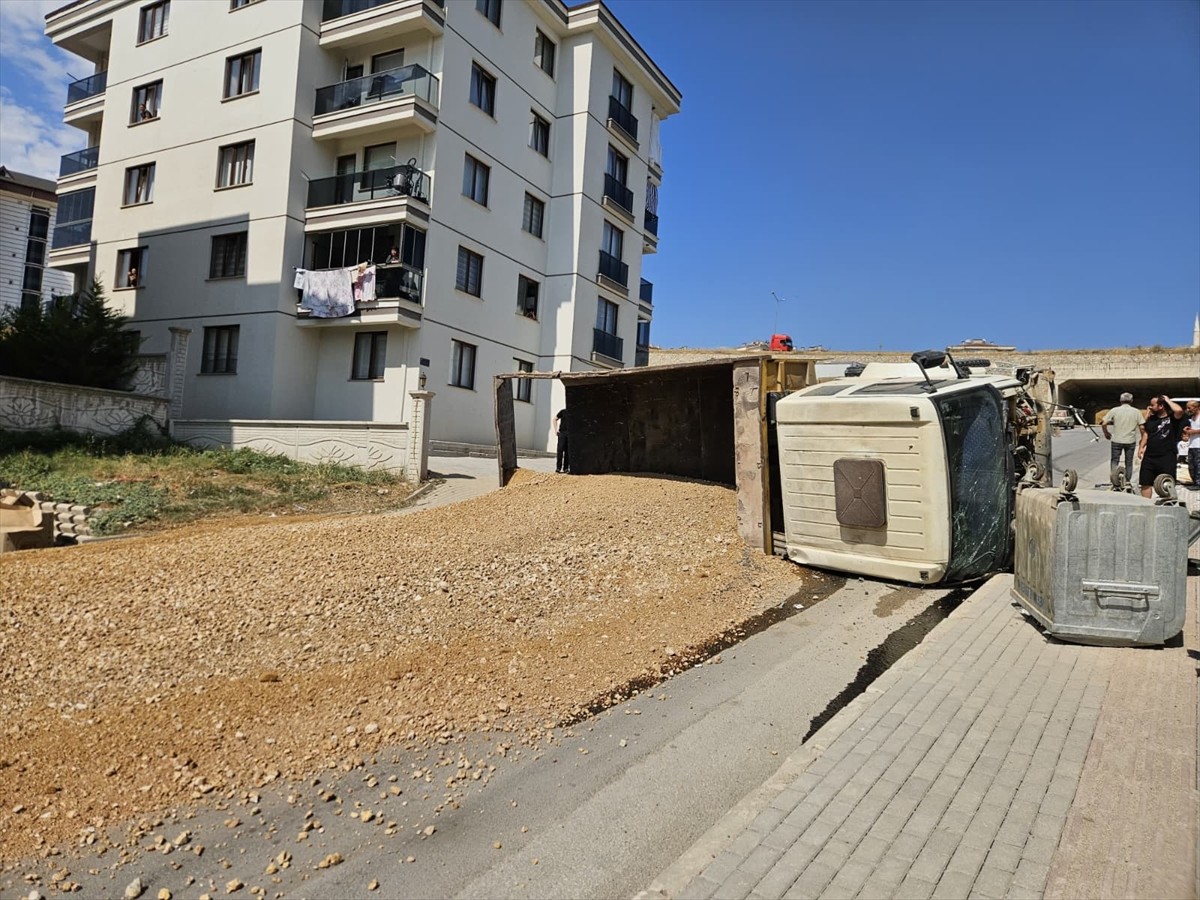 Bursa'nın İnegöl ilçesinde freni boşalan ve sitenin duvarına çarparak devrilen kum yüklü kamyonun...