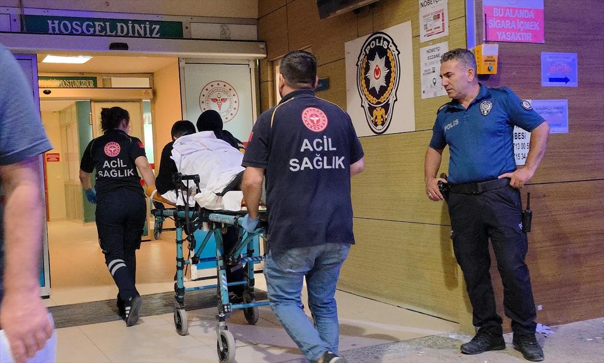 Bursa'nın İnegöl ilçesinde kavgayı ayırmaya çalışan güvenlik görevlisi bıçakla...