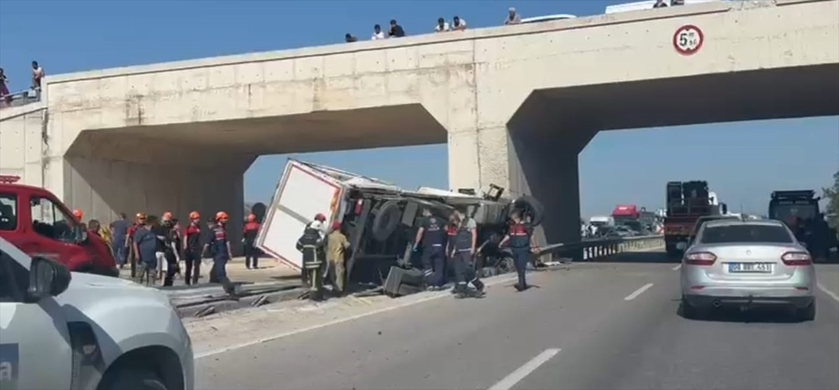 Bursa'nın Mustafakemalpaşa ilçesinde bir köprünün ayağına çarpan kamyonun sürücüsü...
