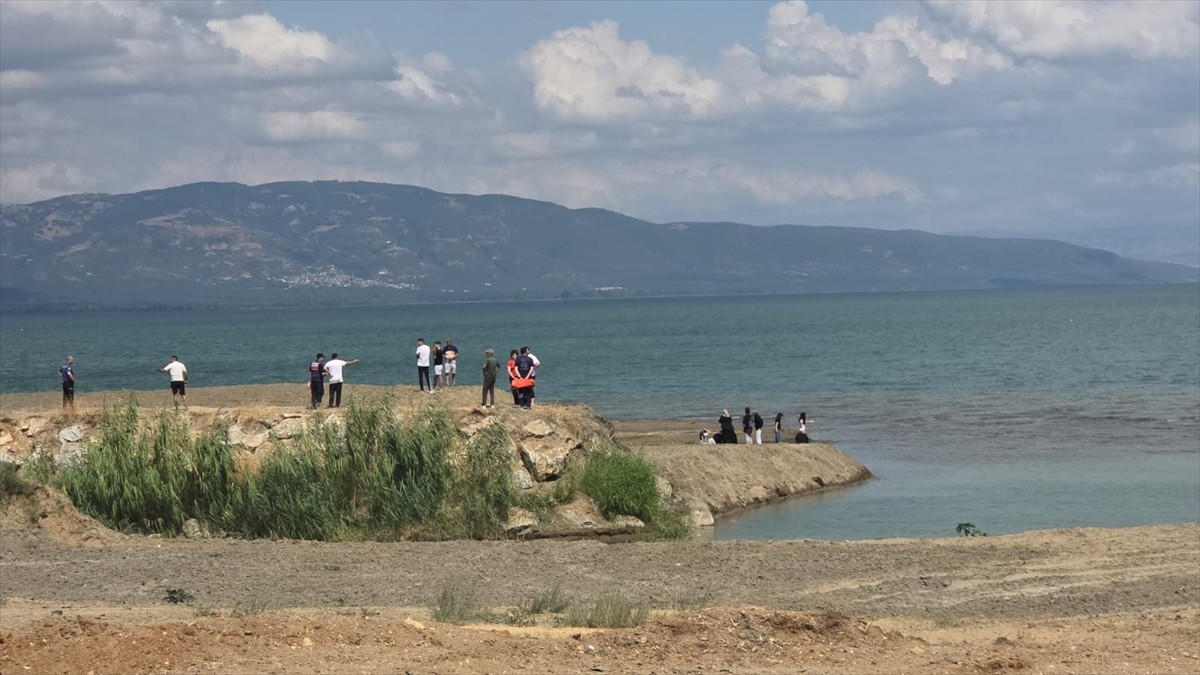 Bursa'nın Orhangazi ilçesinde İznik Gölü'nde kaybolan 6 yaşındaki çocuk için arama çalışması...