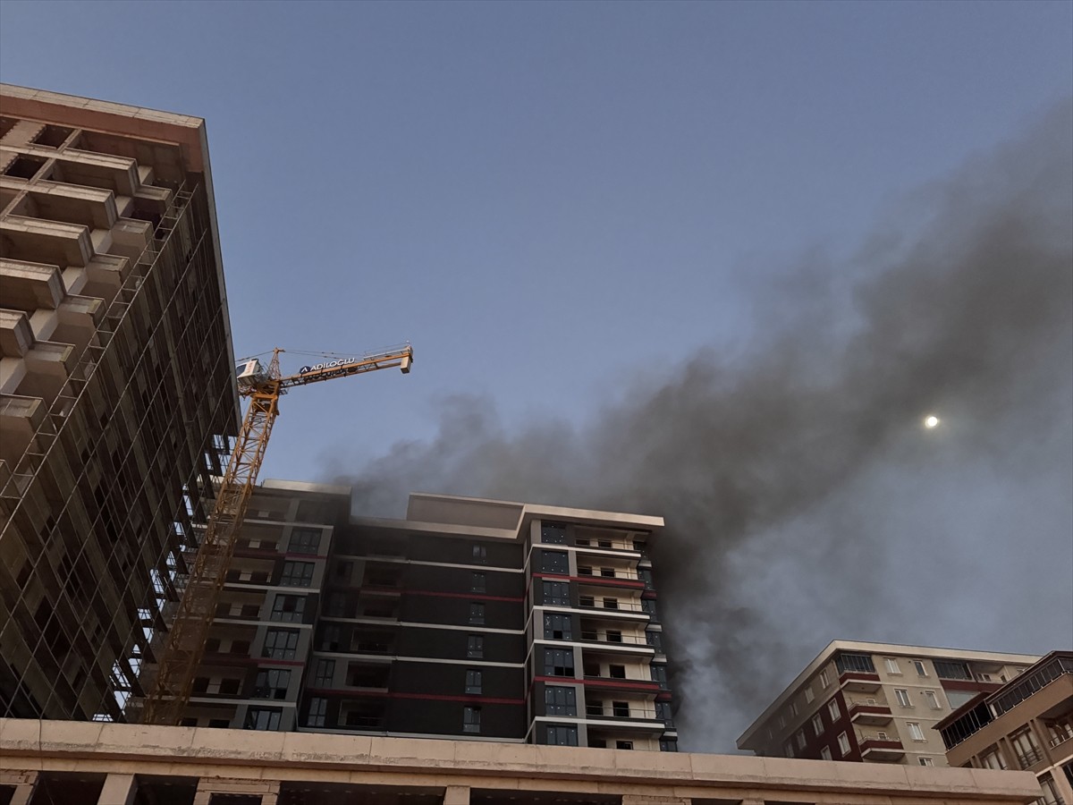 Bursa'nın Yıldırım ilçesinde yapımı devam eden 13 katlı inşaatta çıkan yangın...