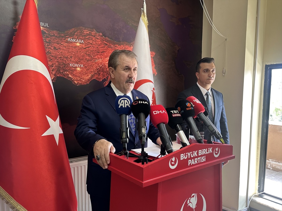 Büyük Birlik Partisi (BBP) Genel Başkanı Mustafa Destici, partisinin Konya il binasında basın...