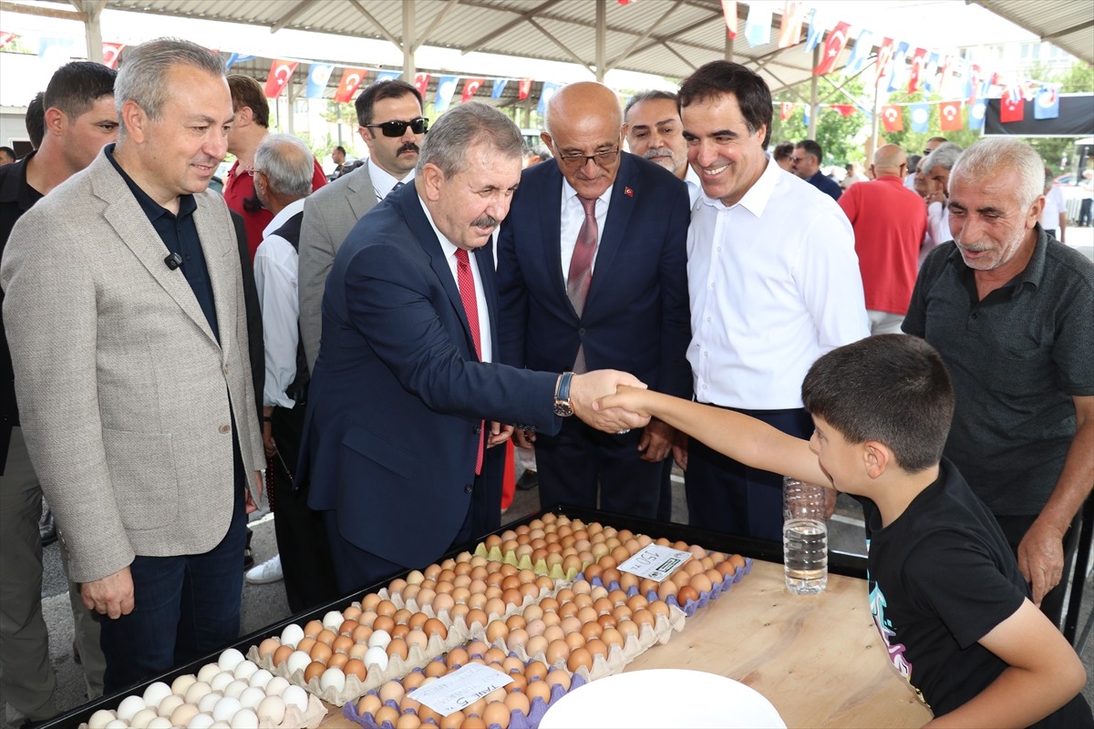 Büyük Birlik Partisi (BBP) Genel Başkanı Mustafa Destici, Sivas'ta, Muhsin Yazıcıoğlu Spor...