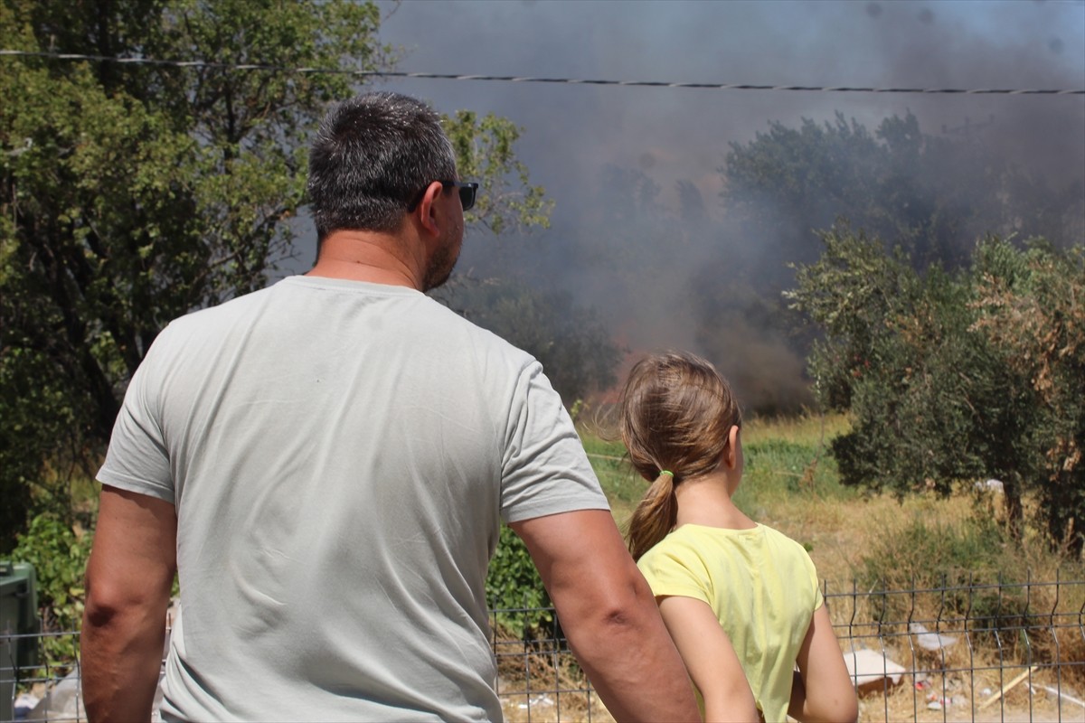 Çanakkale'de otluk alanda çıkan yangın havadan ve karadan müdahaleyle kontrol altına alındı....