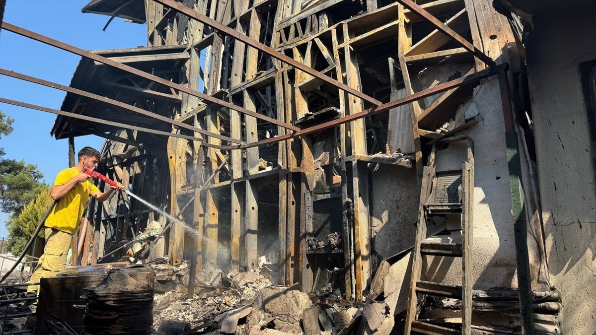 Çanakkale'de tarım arazisinde başlayıp ormanlık alana sıçrayan ve büyük oranda kontrol altına...