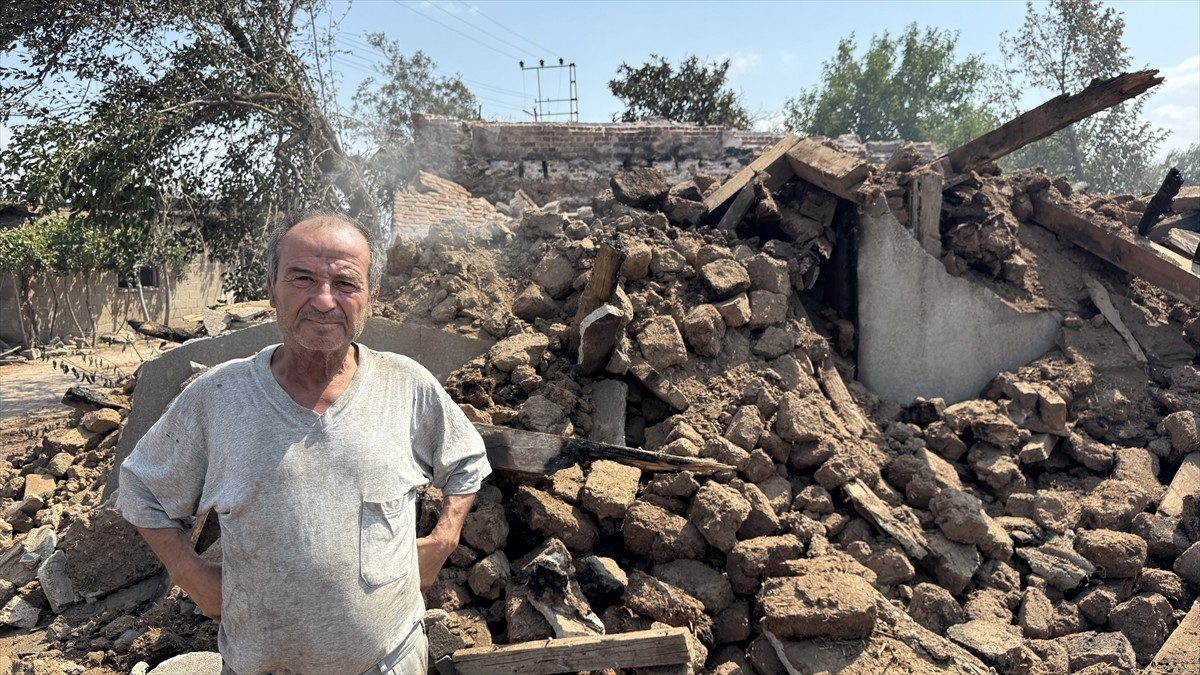 Çanakkale'nin Bayramiç ilçesinde çıkan yangında evi ve zeytinlikleri zarar gören Saçaklı köyü...