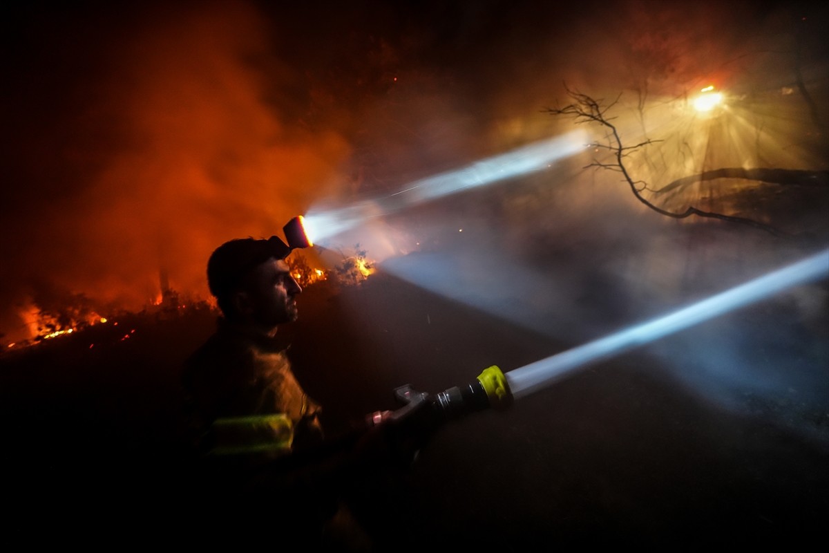 Çanakkale'nin Gelibolu ilçesinde kırsal alanda başlayıp ormana sıçrayan yangına karadan müdahale...