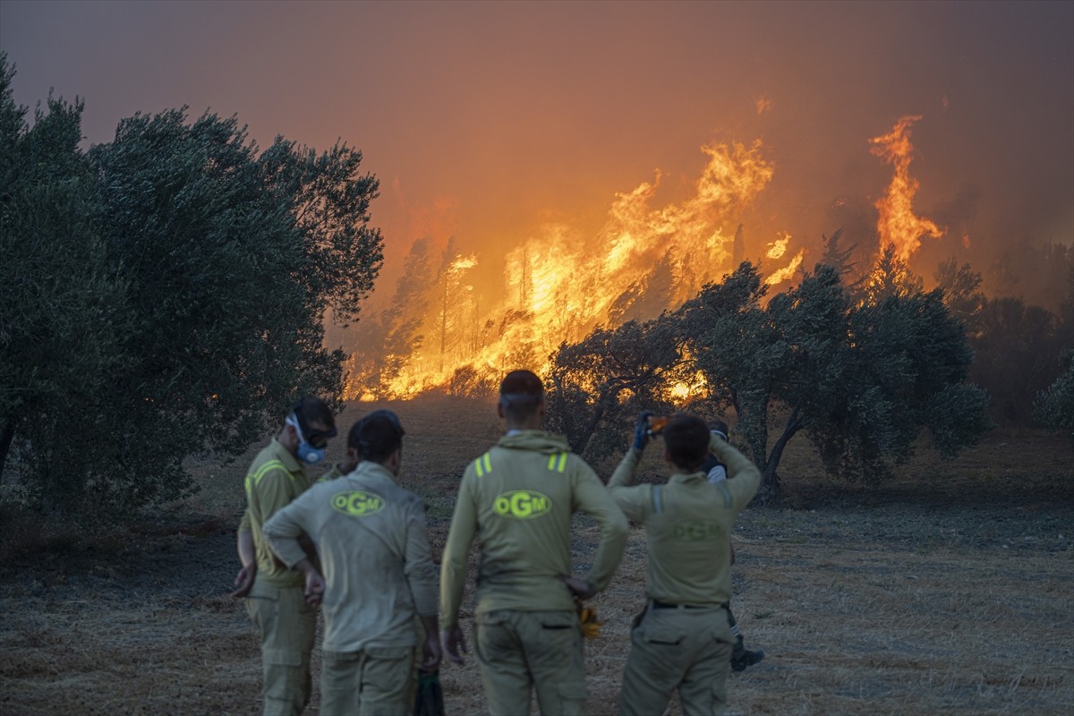 Çanakkale'nin merkez ilçesine bağlı Kepez beldesinde çıkan orman yangınına 2. gününde havadan ve...