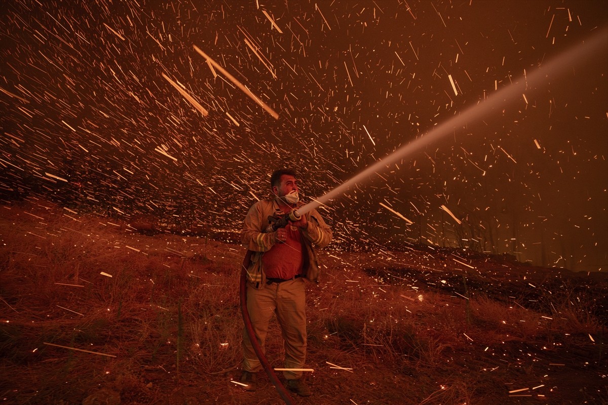 Çanakkale'nin merkez ilçesine bağlı Kepez beldesinde çıkan orman yangınına müdahale...
