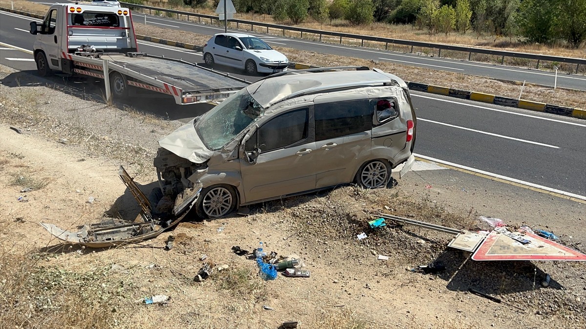 Çankırı'nın Çerkeş ilçesinde şarampole devrilen hafif ticari araçtaki 2'si çocuk 4 kişi...