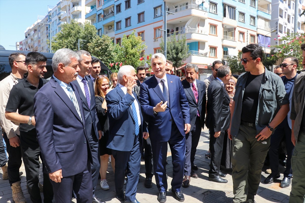 Çeşitli temaslarda bulunmak üzere kente gelen Ticaret Bakanı Ömer Bolat, Güres Caddesi'nde esnafı...
