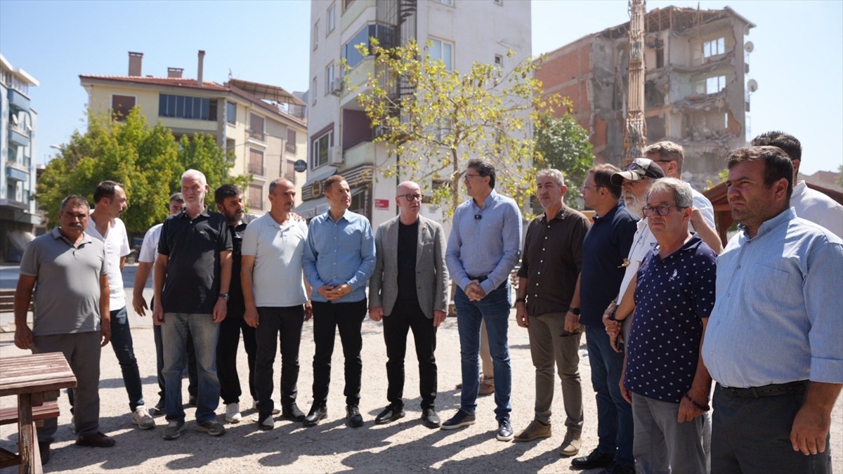 CHP Genel Başkan Yardımcısı Ensar Aytekin (sağ), Balıkesir'in Sındırgı ilçesinde 10 Ağustos’ta...