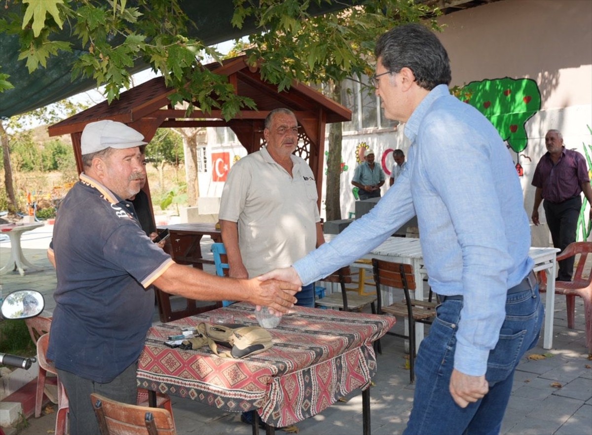 CHP Genel Başkan Yardımcısı Ensar Aytekin (sağ), Balıkesir'in Sındırgı ilçesinde 10 Ağustos’ta...