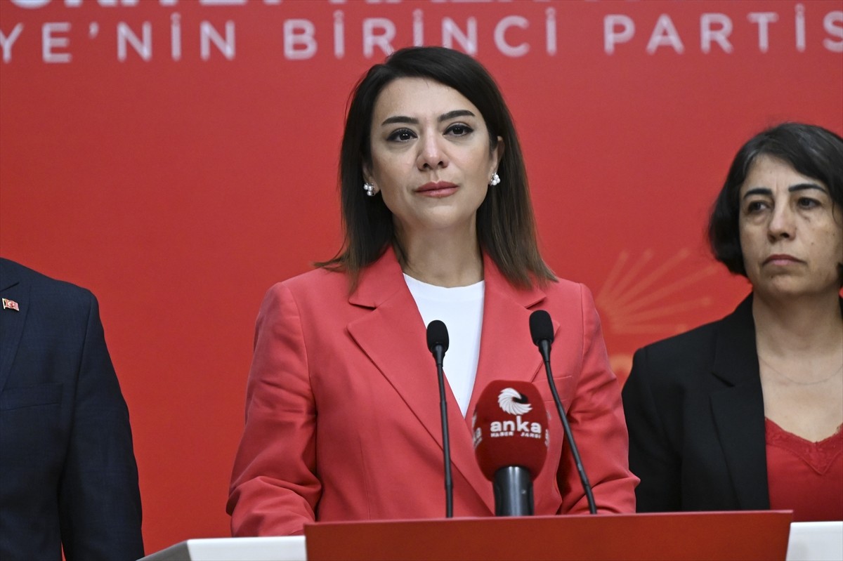 CHP Genel Başkan Yardımcısı Gamze Taşcıer, partisinin genel merkezinde turizm çalışanlarıyla...