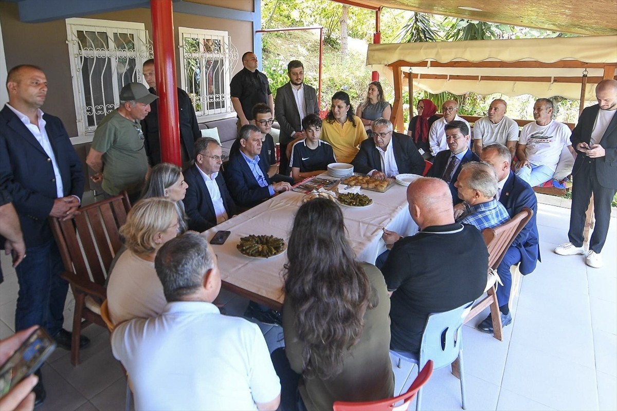 CHP Genel Başkanı Özgür Özel, annesi vefat eden eski Türk Eczacıları Birliği (TEB) Genel Sekreteri...