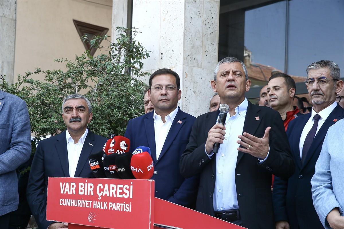 CHP Genel Başkanı Özgür Özel, Balıkesir Sındırgı'da 10 Ağustos'ta meydana gelen 6,1 büyüklüğündeki...