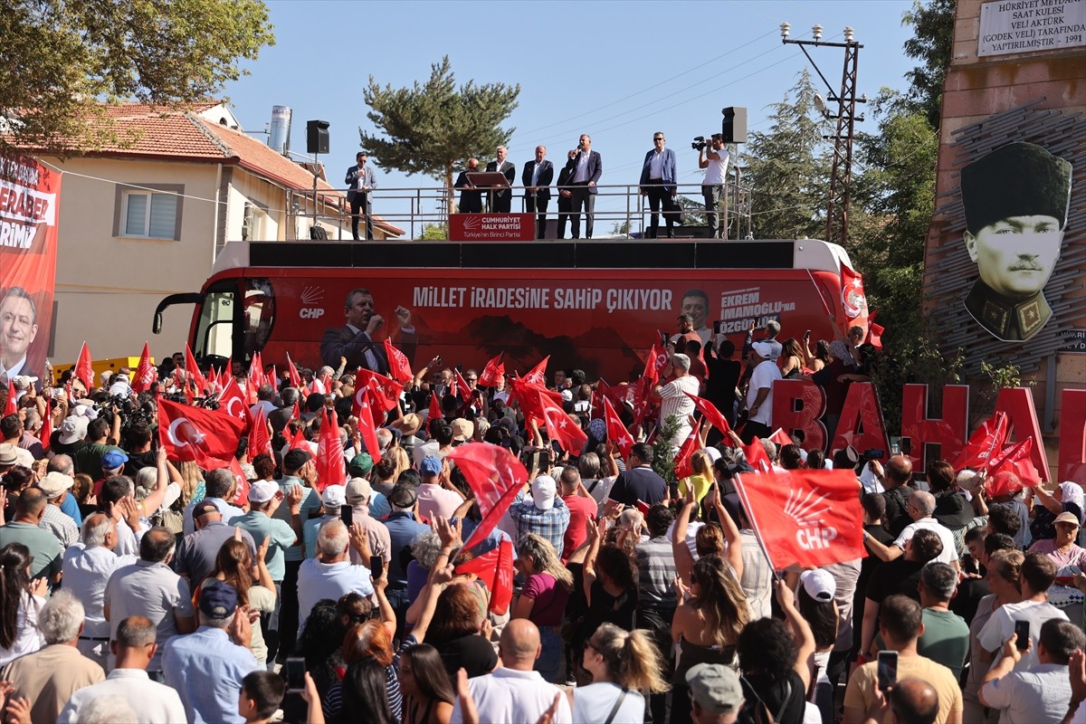 CHP Genel Başkanı Özgür Özel, çeşitli temaslarda bulunmak üzere geldiği Yozgat'ta Sorgun ilçesine...