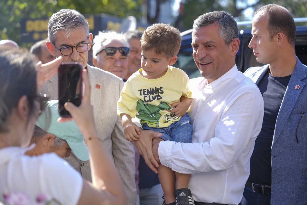 CHP Genel Başkanı Özgür Özel, CHP Burhaniye İlçe Başkanlığını ziyaret etti, bina önünde toplanan...