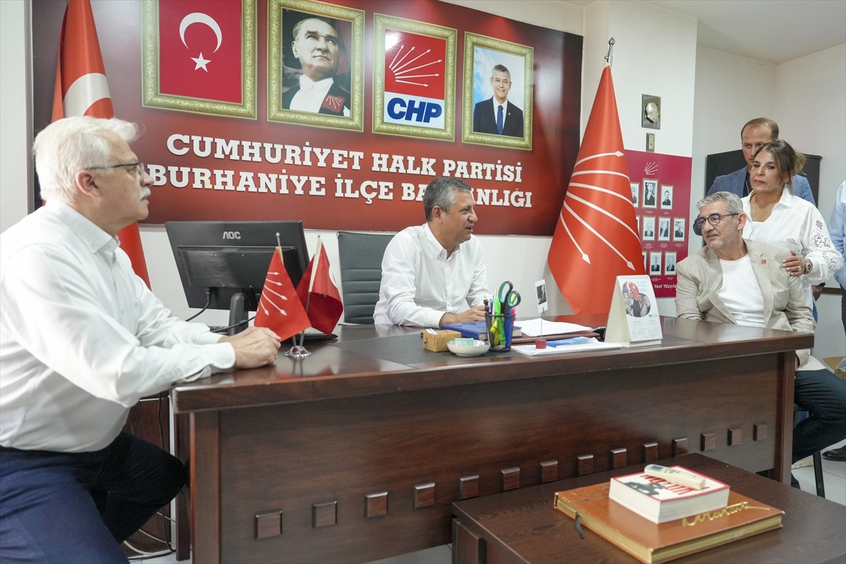 CHP Genel Başkanı Özgür Özel, CHP Burhaniye İlçe Başkanlığını ziyaret etti, bina önünde toplanan...